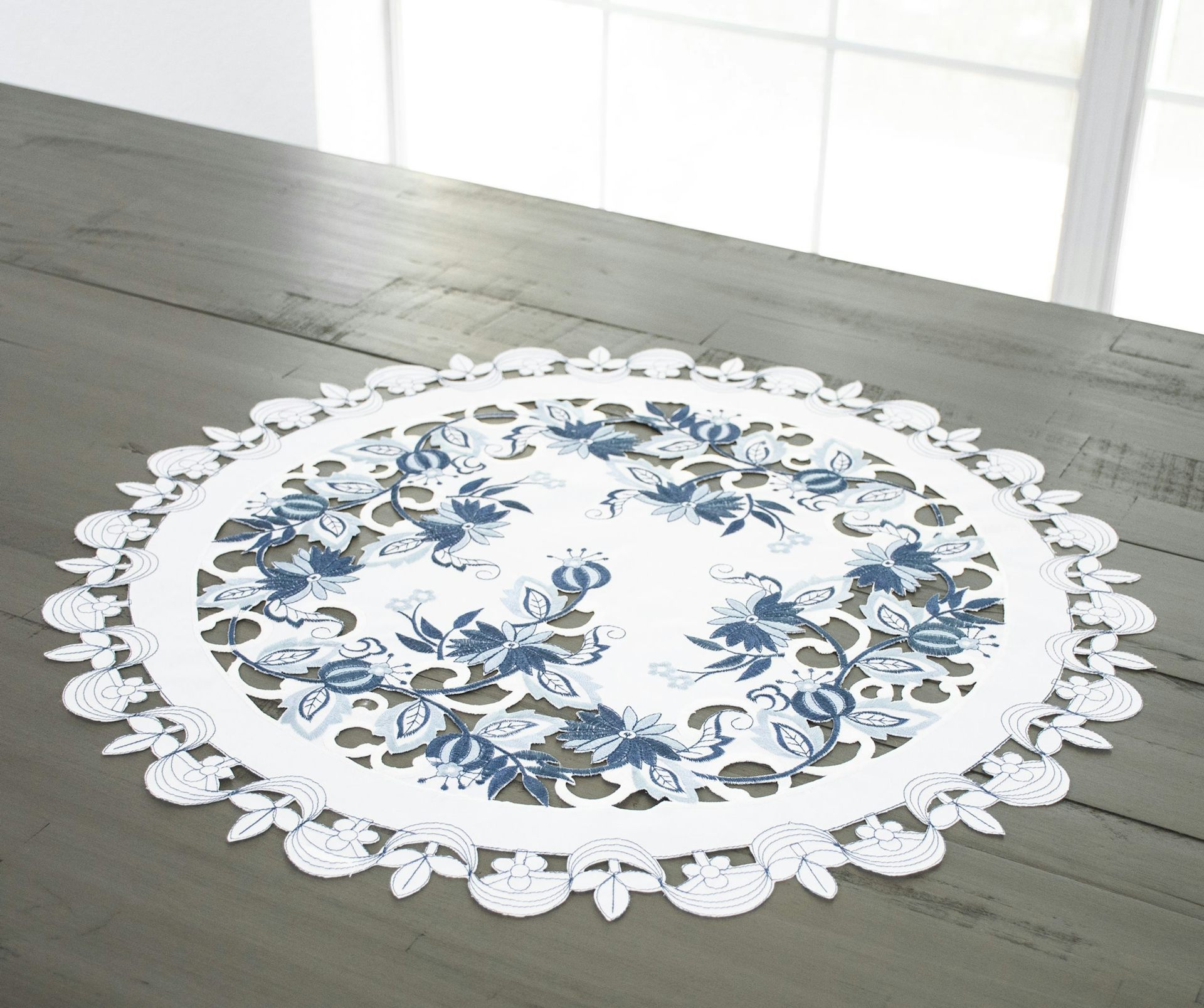 Delft Blue Onion Flower Ivory Table Topper (23",33" RD,SQ)