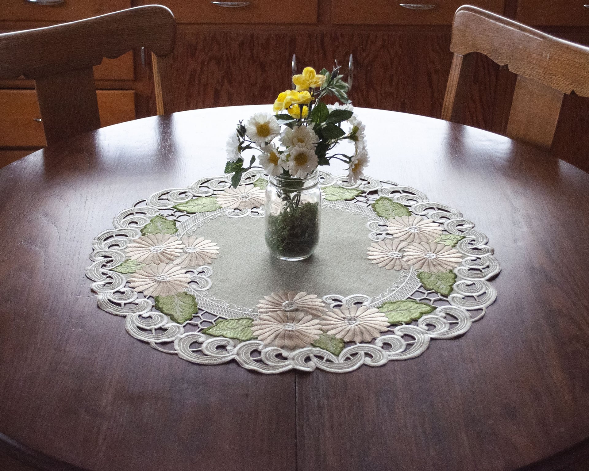 Fleur Latte Gold Daisy Sage Green Table Topper (23"/33"RD)