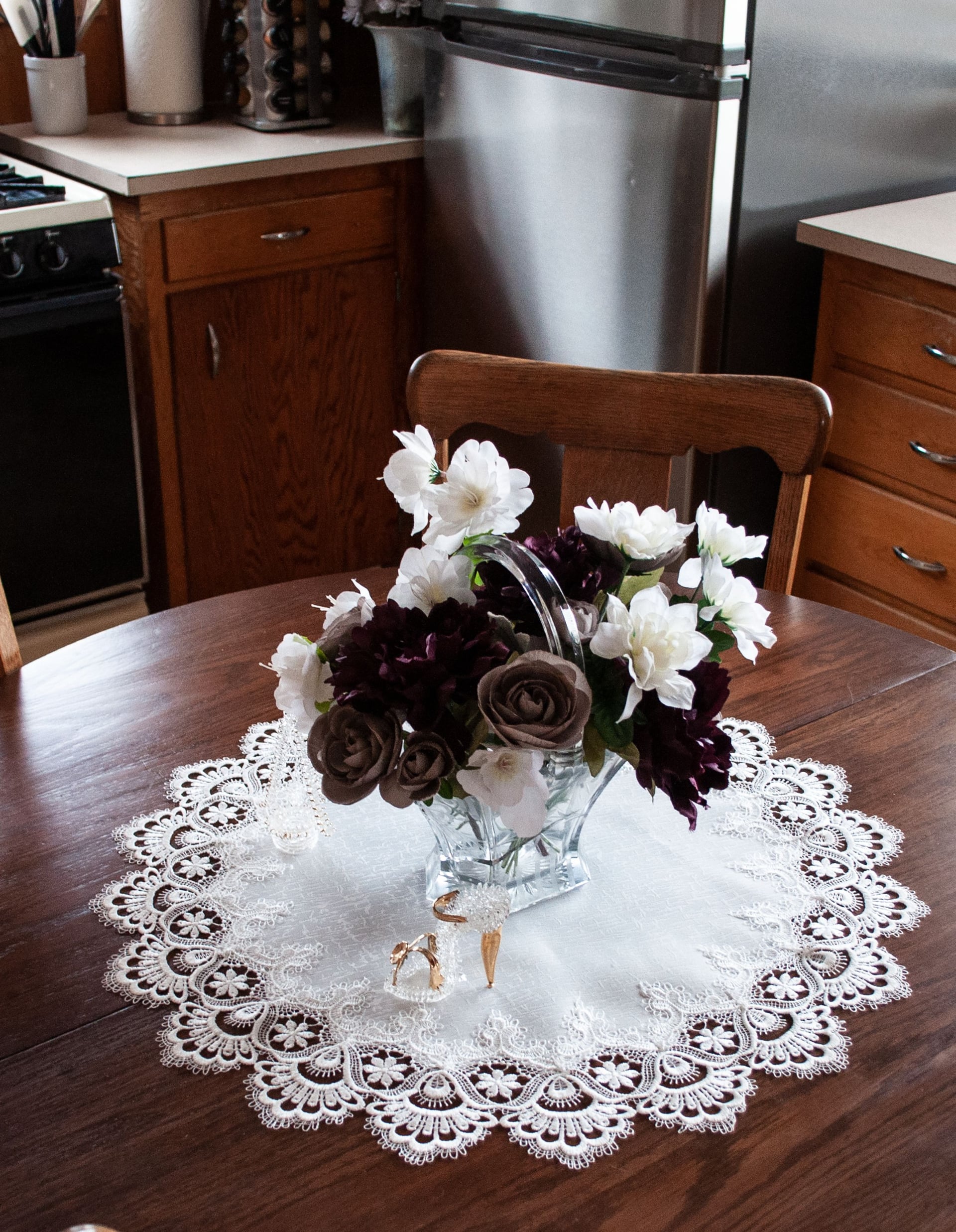 White European Lace Antique Lace Table Topper (23"/33"RD)